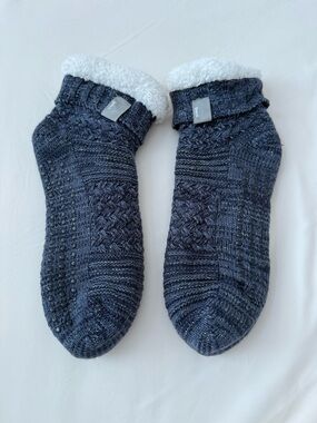 Bench fuzzy slipper socks with non-slip grips